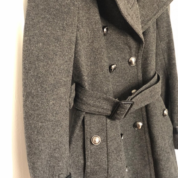 Burberry Wool and Cashmere Double-Breasted Coat - Picture 7 of 9